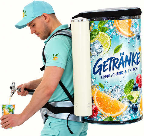 Promoter mit Getränkerucksack beim mobilen Ausschank von Erfrischungsgetränken