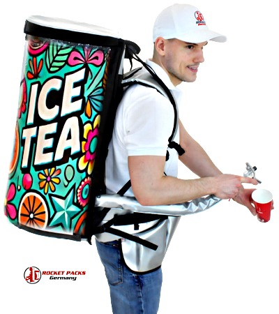 Ein freundlicher Eisverkäufer steht neben einem mobilen Eisstand und trägt eine kühle Tasche voller erfrischender Getränke. Er verkauft kühle Limonaden und Eiscreme an eine Gruppe von Kindern und Erwachsenen in einem belebten Stadtpark. Der Sonnenschein strahlt, und überall gibt es lachende Gesichter und fröhliche Gespräche.